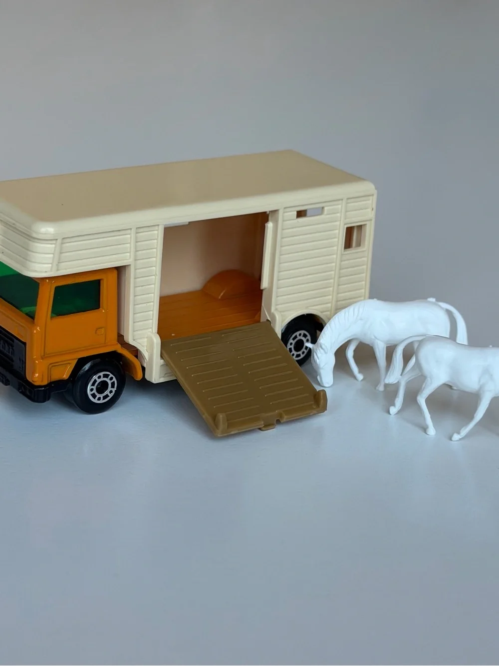 Vintage Matchbox Superfast No. 40 Horse Box 1977 Lesney w/ 2 Horses Near MINT